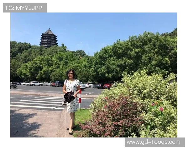 足球场上的风云人物帅气如斯，尽显魅力与才华的足球明星们